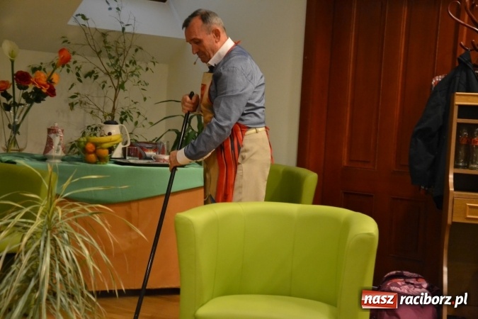 Zdjęcie w galerii na portalu naszraciborz.pl: Rozmówki na linii - premiera spektaklu na Zamku Piastowskim  wiadomości z regionu