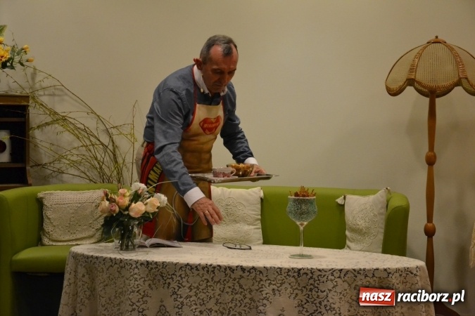 Zdjęcie w galerii na portalu naszraciborz.pl: Rozmówki na linii - premiera spektaklu na Zamku Piastowskim  wiadomości z regionu