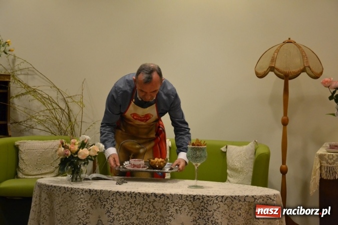 Zdjęcie w galerii na portalu naszraciborz.pl: Rozmówki na linii - premiera spektaklu na Zamku Piastowskim  wiadomości z regionu