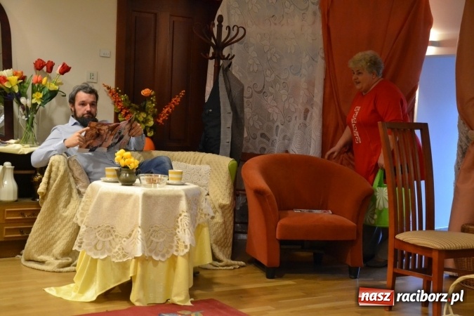 Zdjęcie w galerii na portalu naszraciborz.pl: Rozmówki na linii - premiera spektaklu na Zamku Piastowskim  wiadomości z regionu