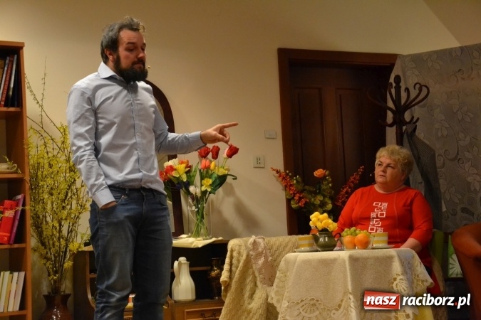 Zdjęcie w galerii na portalu naszraciborz.pl: Rozmówki na linii - premiera spektaklu na Zamku Piastowskim  wiadomości z regionu