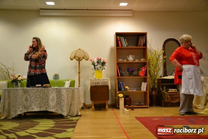 Zdjęcie w galerii na portalu naszraciborz.pl: Rozmówki na linii - premiera spektaklu na Zamku Piastowskim  wiadomości z regionu