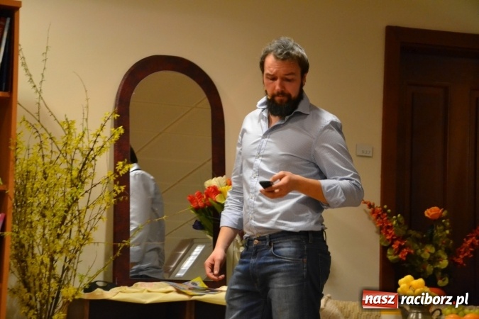 Zdjęcie w galerii na portalu naszraciborz.pl: Rozmówki na linii - premiera spektaklu na Zamku Piastowskim  wiadomości z regionu