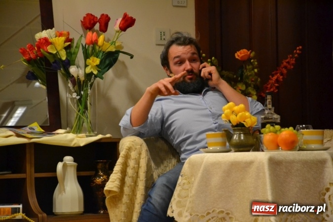 Zdjęcie w galerii na portalu naszraciborz.pl: Rozmówki na linii - premiera spektaklu na Zamku Piastowskim  wiadomości z regionu