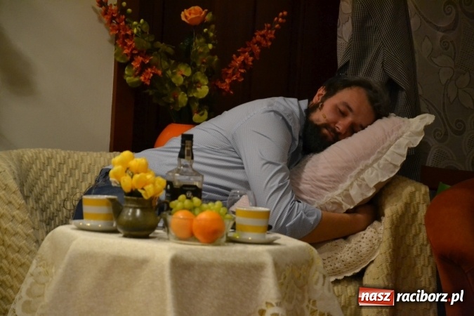 Zdjęcie w galerii na portalu naszraciborz.pl: Rozmówki na linii - premiera spektaklu na Zamku Piastowskim  wiadomości z regionu