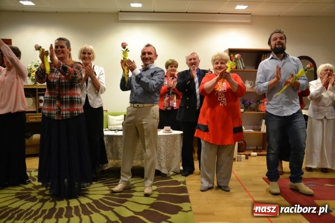 Zdjęcie w galerii na portalu naszraciborz.pl: Rozmówki na linii - premiera spektaklu na Zamku Piastowskim  wiadomości z regionu