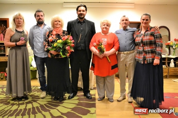 Zdjęcie w galerii na portalu naszraciborz.pl: Rozmówki na linii - premiera spektaklu na Zamku Piastowskim  wiadomości z regionu