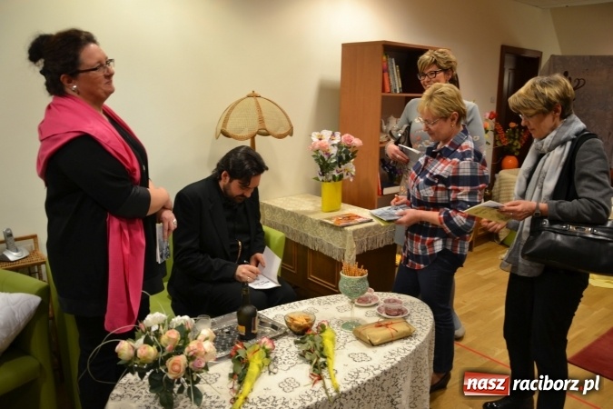 Zdjęcie w galerii na portalu naszraciborz.pl: Rozmówki na linii - premiera spektaklu na Zamku Piastowskim  wiadomości z regionu