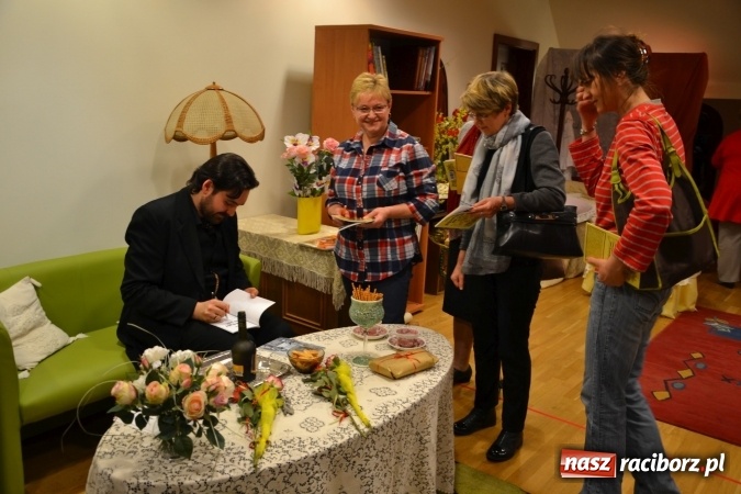 Zdjęcie w galerii na portalu naszraciborz.pl: Rozmówki na linii - premiera spektaklu na Zamku Piastowskim  wiadomości z regionu