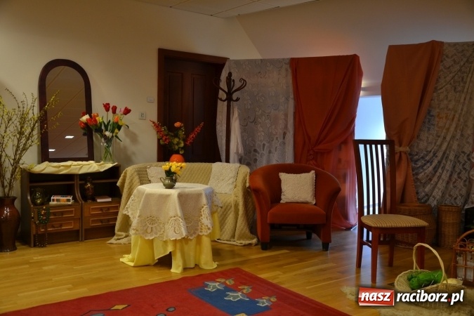 Zdjęcie w galerii na portalu naszraciborz.pl: Rozmówki na linii - premiera spektaklu na Zamku Piastowskim  wiadomości z regionu