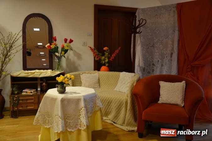 Zdjęcie w galerii na portalu naszraciborz.pl: Rozmówki na linii - premiera spektaklu na Zamku Piastowskim  wiadomości z regionu