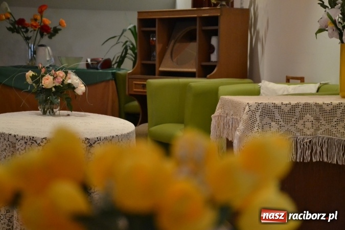 Zdjęcie w galerii na portalu naszraciborz.pl: Rozmówki na linii - premiera spektaklu na Zamku Piastowskim  wiadomości z regionu