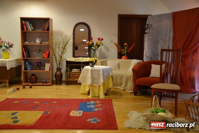 Zdjęcie w galerii na portalu naszraciborz.pl: Rozmówki na linii - premiera spektaklu na Zamku Piastowskim  wiadomości z regionu