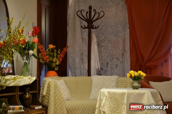 Zdjęcie w galerii na portalu naszraciborz.pl: Rozmówki na linii - premiera spektaklu na Zamku Piastowskim  wiadomości z regionu