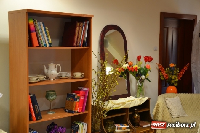 Zdjęcie w galerii na portalu naszraciborz.pl: Rozmówki na linii - premiera spektaklu na Zamku Piastowskim  wiadomości z regionu