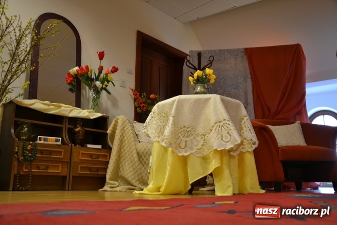 Zdjęcie w galerii na portalu naszraciborz.pl: Rozmówki na linii - premiera spektaklu na Zamku Piastowskim  wiadomości z regionu