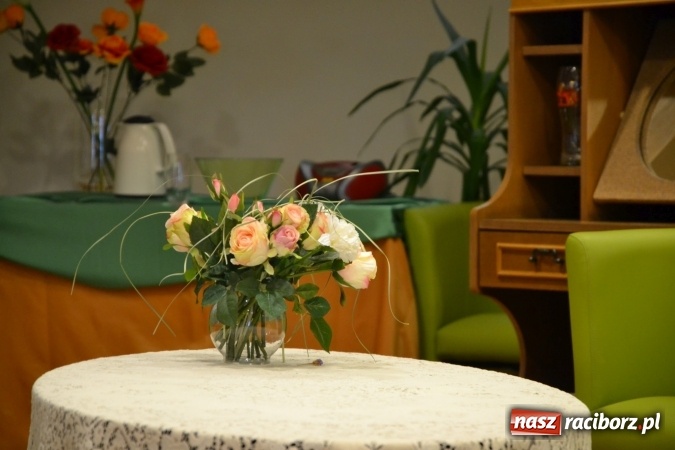 Zdjęcie w galerii na portalu naszraciborz.pl: Rozmówki na linii - premiera spektaklu na Zamku Piastowskim  wiadomości z regionu