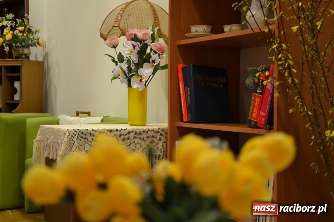 Zdjęcie w galerii na portalu naszraciborz.pl: Rozmówki na linii - premiera spektaklu na Zamku Piastowskim  wiadomości z regionu