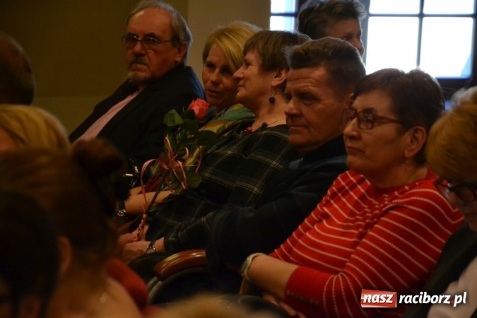 Zdjęcie w galerii na portalu naszraciborz.pl: Rozmówki na linii - premiera spektaklu na Zamku Piastowskim  wiadomości z regionu