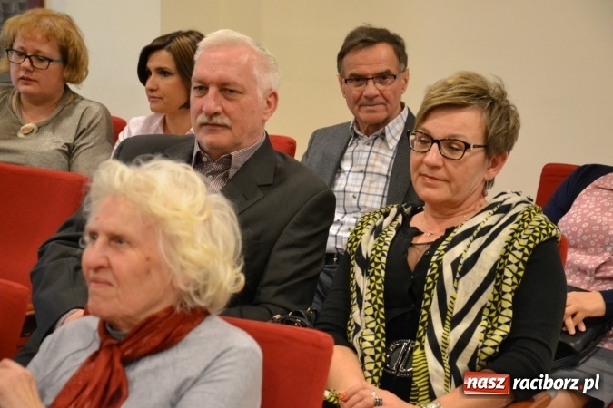 Zdjęcie w galerii na portalu naszraciborz.pl: Rozmówki na linii - premiera spektaklu na Zamku Piastowskim  wiadomości z regionu