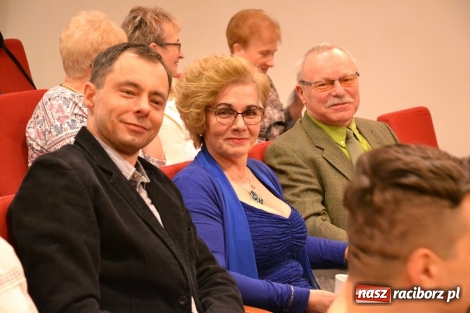 Zdjęcie w galerii na portalu naszraciborz.pl: Rozmówki na linii - premiera spektaklu na Zamku Piastowskim  wiadomości z regionu