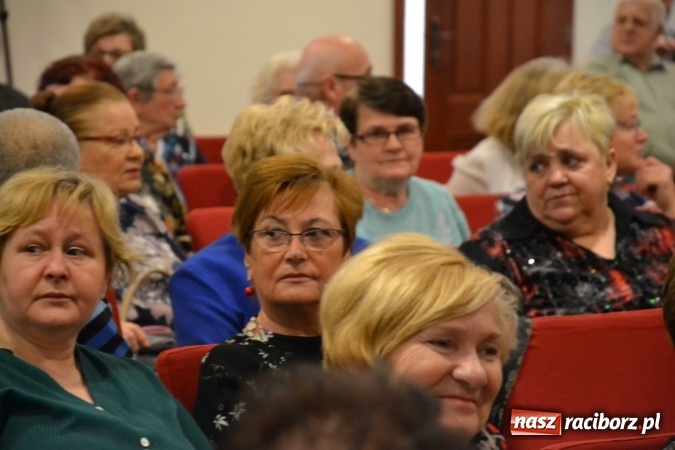 Zdjęcie w galerii na portalu naszraciborz.pl: Rozmówki na linii - premiera spektaklu na Zamku Piastowskim  wiadomości z regionu