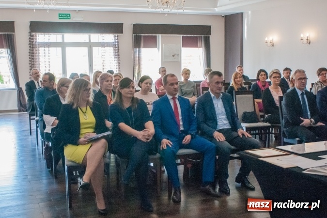 Zdjęcie w galerii na portalu naszraciborz.pl: Gwiazdka Serc 2016. W hotelu Racibor podsumowano edycję i rozdano pieniądze wiadomości z regionu