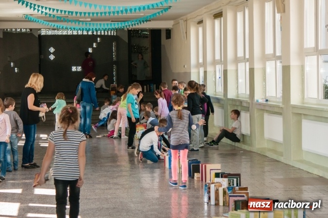 Zdjęcie w galerii na portalu naszraciborz.pl: Zobacz na filmie, jak uczniowie z Ostroga układali książkowe domino wiadomości z regionu