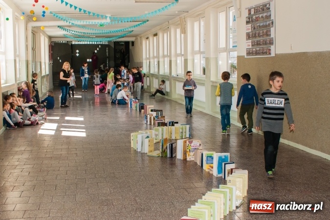 Zdjęcie w galerii na portalu naszraciborz.pl: Zobacz na filmie, jak uczniowie z Ostroga układali książkowe domino wiadomości z regionu