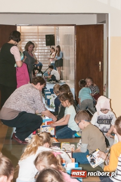 Zdjęcie w galerii na portalu naszraciborz.pl: Zobacz na filmie, jak uczniowie z Ostroga układali książkowe domino wiadomości z regionu
