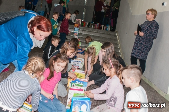 Zdjęcie w galerii na portalu naszraciborz.pl: Zobacz na filmie, jak uczniowie z Ostroga układali książkowe domino wiadomości z regionu