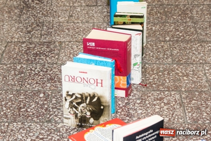 Zdjęcie w galerii na portalu naszraciborz.pl: Zobacz na filmie, jak uczniowie z Ostroga układali książkowe domino wiadomości z regionu
