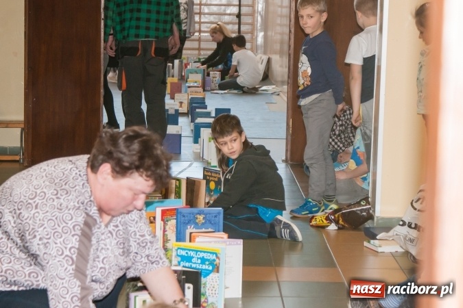 Zdjęcie w galerii na portalu naszraciborz.pl: Zobacz na filmie, jak uczniowie z Ostroga układali książkowe domino wiadomości z regionu