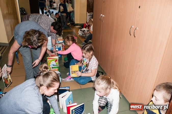 Zdjęcie w galerii na portalu naszraciborz.pl: Zobacz na filmie, jak uczniowie z Ostroga układali książkowe domino wiadomości z regionu