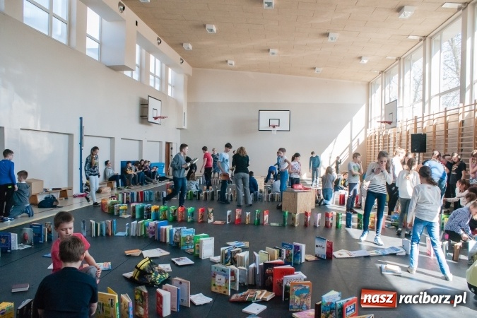 Zdjęcie w galerii na portalu naszraciborz.pl: Zobacz na filmie, jak uczniowie z Ostroga układali książkowe domino wiadomości z regionu