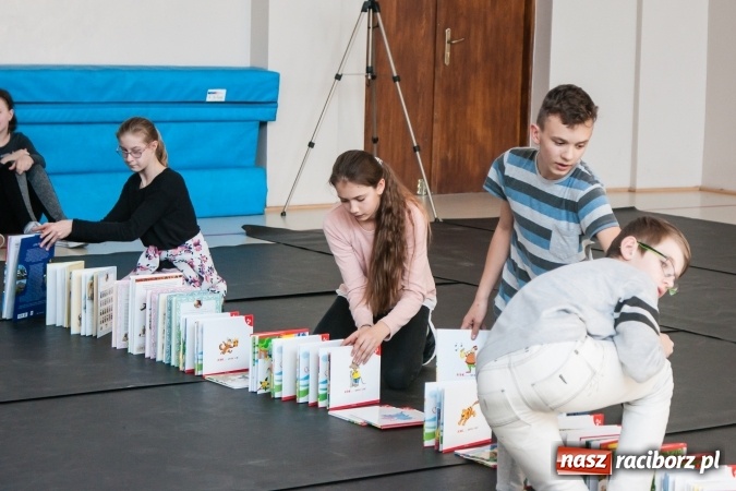 Zdjęcie w galerii na portalu naszraciborz.pl: Zobacz na filmie, jak uczniowie z Ostroga układali książkowe domino wiadomości z regionu