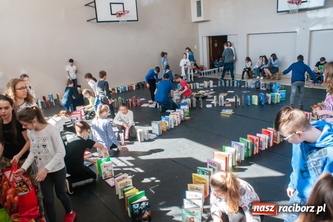 Zdjęcie w galerii na portalu naszraciborz.pl: Zobacz na filmie, jak uczniowie z Ostroga układali książkowe domino wiadomości z regionu