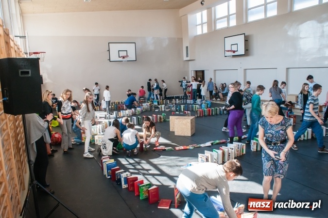 Zdjęcie w galerii na portalu naszraciborz.pl: Zobacz na filmie, jak uczniowie z Ostroga układali książkowe domino wiadomości z regionu