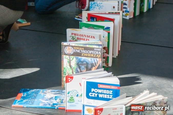 Zdjęcie w galerii na portalu naszraciborz.pl: Zobacz na filmie, jak uczniowie z Ostroga układali książkowe domino wiadomości z regionu