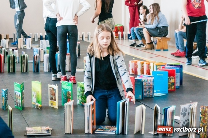 Zdjęcie w galerii na portalu naszraciborz.pl: Zobacz na filmie, jak uczniowie z Ostroga układali książkowe domino wiadomości z regionu