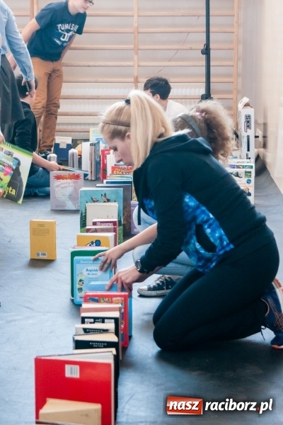 Zdjęcie w galerii na portalu naszraciborz.pl: Zobacz na filmie, jak uczniowie z Ostroga układali książkowe domino wiadomości z regionu