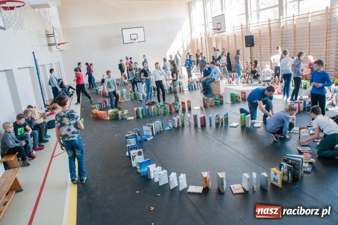 Zdjęcie w galerii na portalu naszraciborz.pl: Zobacz na filmie, jak uczniowie z Ostroga układali książkowe domino wiadomości z regionu