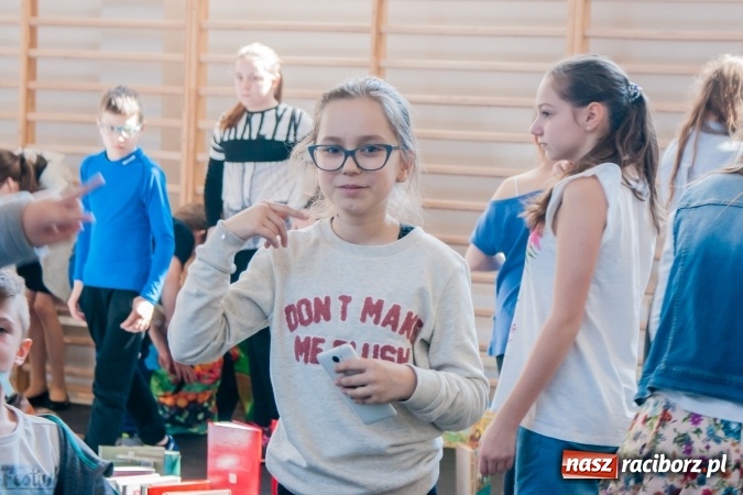 Zdjęcie w galerii na portalu naszraciborz.pl: Zobacz na filmie, jak uczniowie z Ostroga układali książkowe domino wiadomości z regionu