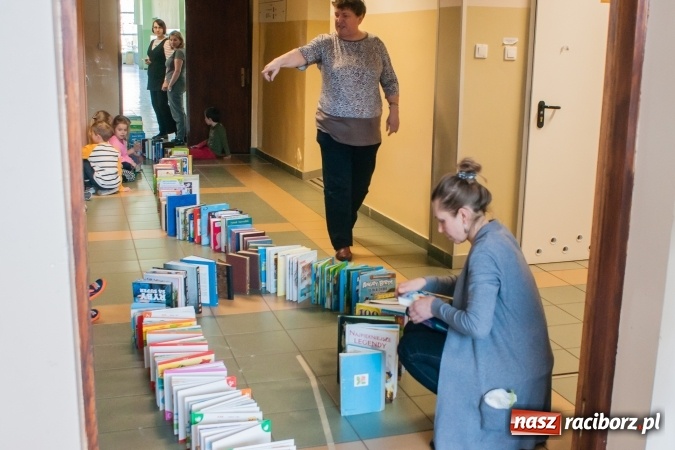 Zdjęcie w galerii na portalu naszraciborz.pl: Zobacz na filmie, jak uczniowie z Ostroga układali książkowe domino wiadomości z regionu