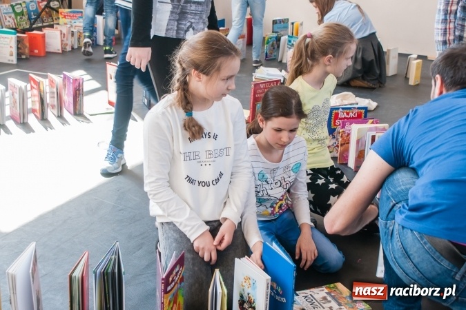 Zdjęcie w galerii na portalu naszraciborz.pl: Zobacz na filmie, jak uczniowie z Ostroga układali książkowe domino wiadomości z regionu