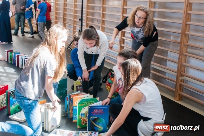 Zdjęcie w galerii na portalu naszraciborz.pl: Zobacz na filmie, jak uczniowie z Ostroga układali książkowe domino wiadomości z regionu