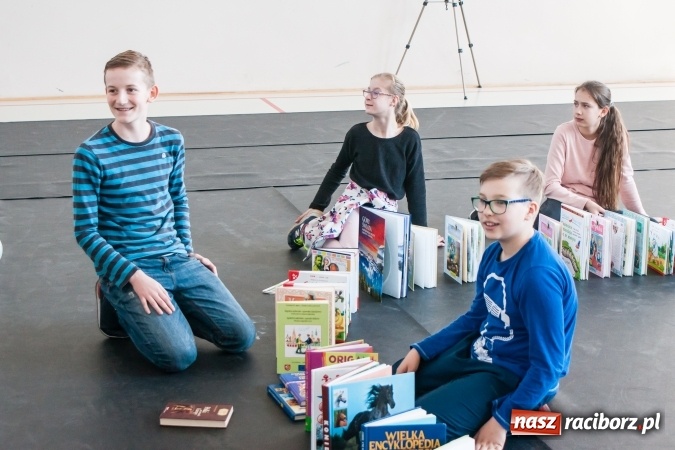 Zdjęcie w galerii na portalu naszraciborz.pl: Zobacz na filmie, jak uczniowie z Ostroga układali książkowe domino wiadomości z regionu