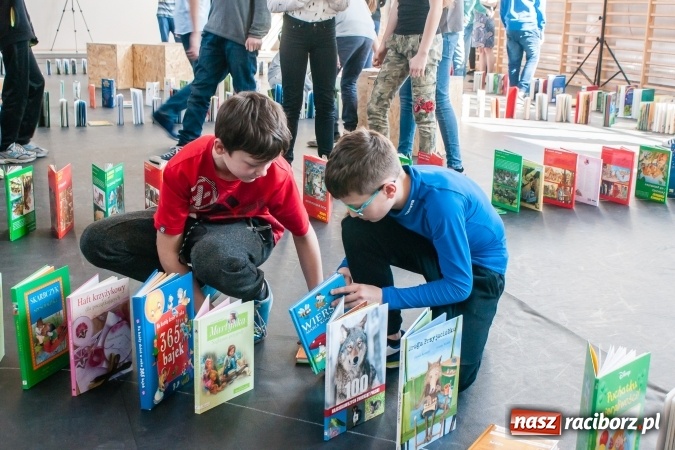 Zdjęcie w galerii na portalu naszraciborz.pl: Zobacz na filmie, jak uczniowie z Ostroga układali książkowe domino wiadomości z regionu