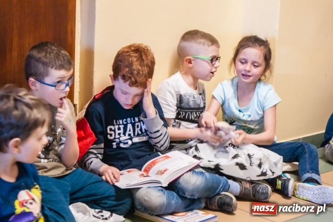 Zdjęcie w galerii na portalu naszraciborz.pl: Zobacz na filmie, jak uczniowie z Ostroga układali książkowe domino wiadomości z regionu