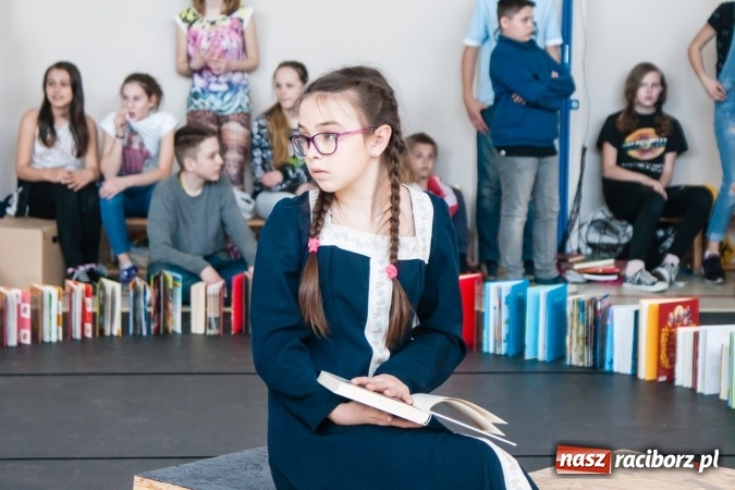 Zdjęcie w galerii na portalu naszraciborz.pl: Zobacz na filmie, jak uczniowie z Ostroga układali książkowe domino wiadomości z regionu